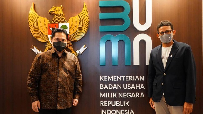 Menteri BUMN Erick Thohir menyambut Menparekraf Sandiaga Uno dan Mendag M Lutfi dalam reshuffle kabinet Pemerintahan Presiden Jokowi.