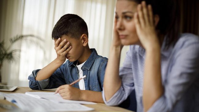 Pandemi membuat ibu harus memenuhi berbagai peran di rumah. Hal ini rentan memicu timbulnya parental burnout.