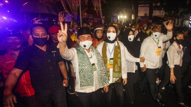 Calon petahana Pilkada Kalteng Sugianto Sabran-Edy Pratowo unggul tipis dari rival, Ben Brahim-Ujang Iskandar berdasarkan hasil sementara Sirekap KPU.