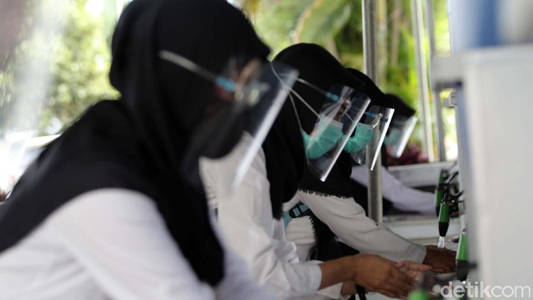 Sejumlah CPNS mengikuti seleksi kompetensi bidang di Gedung JEC, Yogyakarta, Senin (7/9/2020). Tes tersebut dilakukan dengan protokol kesehatan ketat.