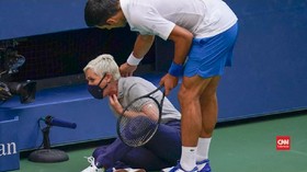 VIDEO: Momen Djokovic Pukul Bola ke Hakim Garis