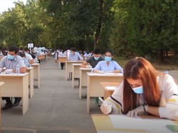 Di Uzbekistan, Ujian Masuk Universitas Dilakukan di Ruang Terbuka
