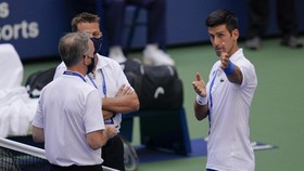 Pukul bola ke Hakim Garis, Djokovic Didiskualifikasi