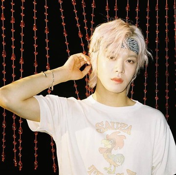 img-title 7 Idol K-Pop Pria Tampil Memukau dengan Rambut Panjang Pirang