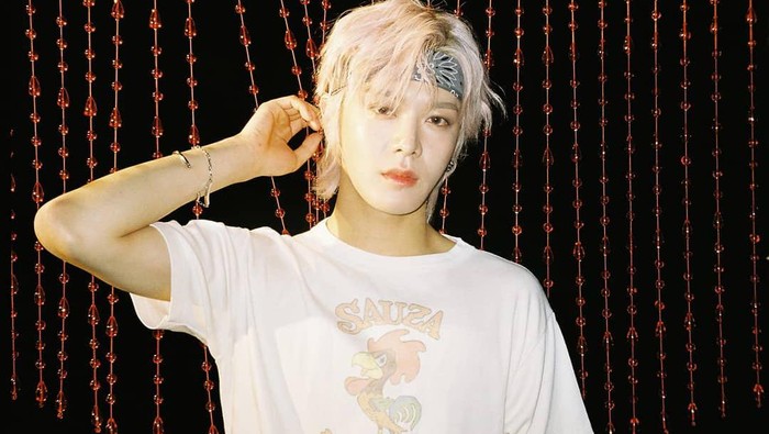 7 Idol K-Pop Pria Tampil Memukau dengan Rambut Panjang Pirang