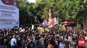Massa Kaus Hitam Demo Gubernur Bali Tuntut Pembebasan Jerinx