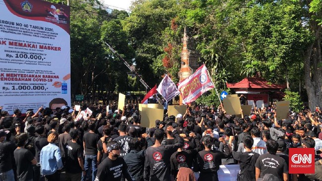 Massa berkaus hitam berdemo menuntut pembebasan Jerinx. Mereka bergerak dari Lapangan Niti Mandala Renon hingga melakukan aksi di depan Kantor Gubernur Bali.