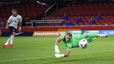 FOTO: Italia Perkasa di Hadapan Belanda Italia berhasil menaklukkan Belanda di UEFA Nations League. Simak foto-foto pilihan laga tersebut.