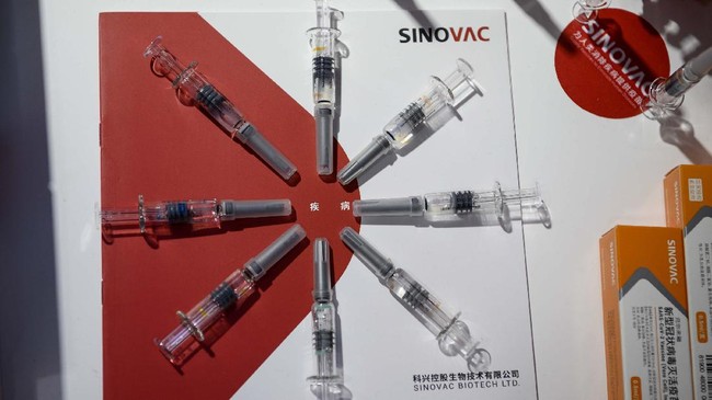Hong Kong mengeluarkan izin penggunaan vaksin SInovac dan akan memulai proses vaksinasi dalam waktu dekat.