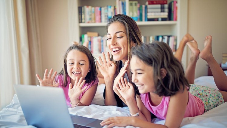 ibu bahagia Mother and her daughters are making video call