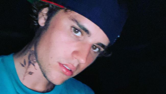 Justin Bieber Tambah Tato  Baru Bergambar Mawar di Leher 