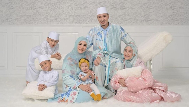 Kartika Putri dan Keluarganya