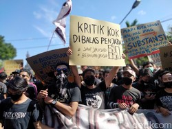 Jelang Sidang Perdana, Pendukung Jerinx Demo Koster Tanpa Jaga Jarak