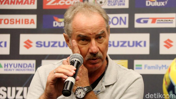 Kabar duka buat sepakbola Indonesia. Eks pelatih Timnas Indonesia Alfred Riedl dinyatakan meninggal dunia di usianya yang ke-70 karena penyakit kanker.
