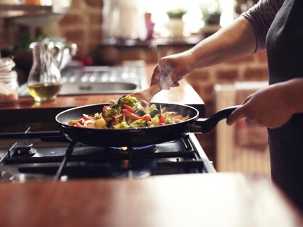 Viral Tutorial Menumis Sayuran, Wanita yang Masak Bikin Salah Fokus