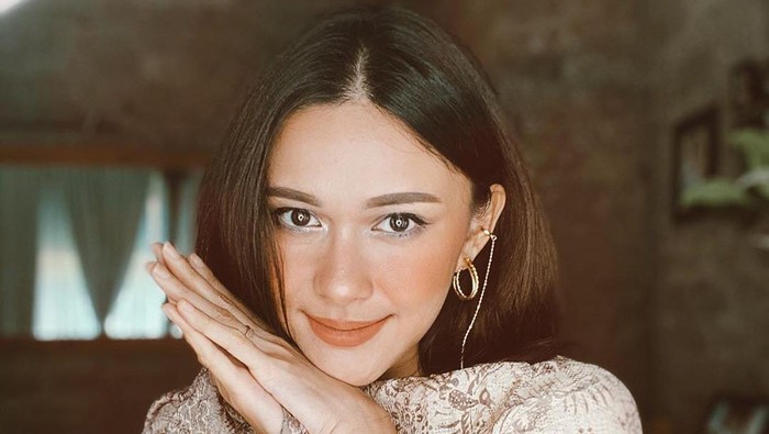 8 Penampilan Nana Mirdad di Rumah Aja, Cantik dan Glowing!