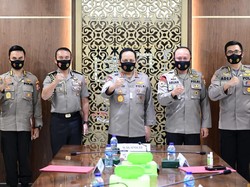 Kapolri Berikan Pin Emas ke Tiga Kombes Peraih Predikat WBK Pertama