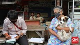 FOTO: Ramai-ramai Vaksinasi Rabies Hewan Peliharaan Petugas Suku Dinas KPKP DKI Jakarta melaksanakan vaksin rabies untuk hewan peliharaan di lingkungan pemukiman Rusun Tanah Tinggi, Kecamatan Johar Baru.