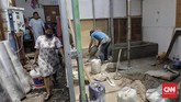 FOTO: Pindahan Sementara Warga Kampung Akuarium Warga di kampung akuarium melakukan pindahan sementara untuk menunggu rampungnya proyek pembangunan kampung susun akuarium oleh Pemprov DKI.