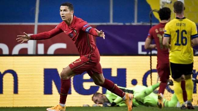 Berikut kronologi Cristiano Ronaldo positif covid-19 pada Selasa (13/10) siang waktu setempat sehingga harus diisolasi.