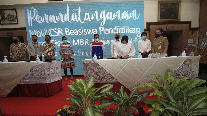 Air mata Wali Kota Surabaya Tri Rismaharini akhirnya tumpah tak tertahan.