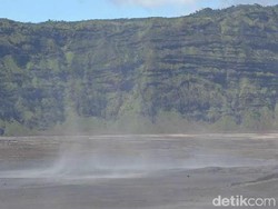 Kemarau, Gunung Bromo Dilanda Badai Pasir dan Debu
