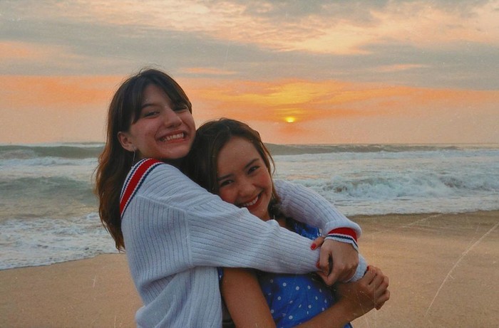 Sebelum pandemi covid-19, kedua artis cantik ini sering mengunggah potret kompak saat sedang hangout bersama, nonton konser hingga liburan bareng di sela-sela jadwal syuting. Keduanya sering menambahkan caption manis dalam unggahan mereka dan saling berbalas komentar yang bikin warganet gemas dengan keakraban keduanya. (Foto: Instagram.com/cassandralee)