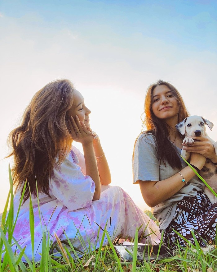 Sementara dalam akun instagram Cassandra Lee, gadis berdarah blasteran ini beberapa waktu lalu mengunggah potret kebersamaannya dengan Beby Tsabina dan anjing peliharaannya disertai caption