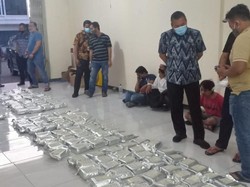 Sebuah Ruko di Surabaya Digerebek, 8 Kg Sabu Diamankan 3 Tersangka Dibekuk