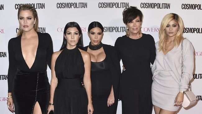 Kris Jenner, Kim, dan Khloe Kardashian tak bisa menahan air mata mereka ketika mesti berpisah dengan kru acara Keeping Up with the Kardashian.