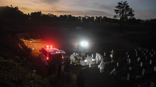 Labirin Merah-Kuning-Hijau Jokowi Enam bulan sejak kasus pertama virus corona di Indonesia diumumkan, epidemiolog menilai penanganan pandemi masih begini-begini saja kondisinya.