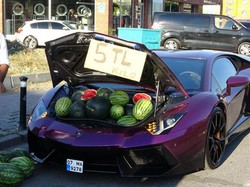 Tajir! Pria Ini Jual Semangka di Pinggir Jalan Pakai Lamborghini