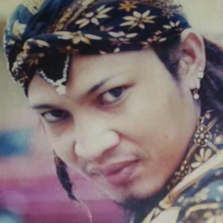 <p>Foto saat Limbad bergaya bak pendekar. Wajahnya terlihat muda dan tidak sangar kan? he-he-he. (Foto: Instagram @limbadindonesia)</p>
