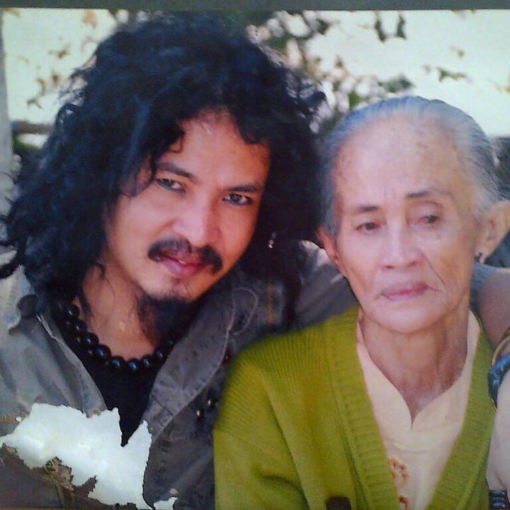 <p>Foto Limbad dan mendiang orang tuanya. Limbad terlihat sangat menyayangi ibunya. (Foto: Instagram @limbadindonesia)</p>