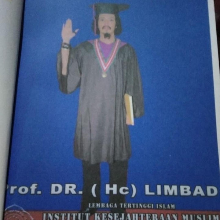 <p>Momen Limbad di wisuda nih, Bunda. Ternyata Limbad juga mementingkan pendidikan ya. (Foto: Instagram @limbadindonesia)</p>