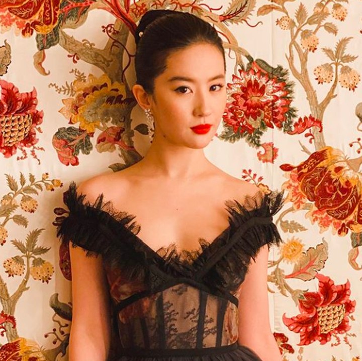 <p>Potret Liu dengan tatapan tajam dan dalam balutan dress hitam ini memperlihatkan wanita yang juga mantan kekasih aktor Korea ini terlihat berkelas. (Foto: Instagram @yifei_cc)</p>