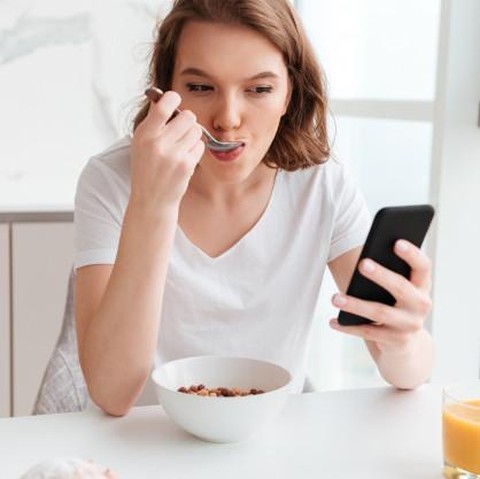 6 Dampak Buruk untuk Ladies yang Kecanduan Smartphone