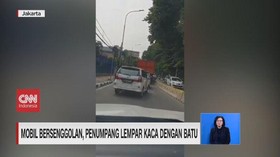 VIDEO: Mobil Bersenggolan, Penumpang Lempar Kaca dengan Batu