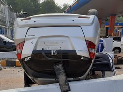Penampakan Mobil Terbalik Usai Tabrak Tiang di GT Cibubur 1