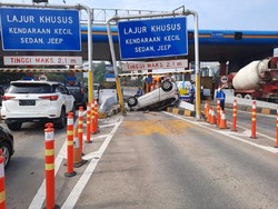 Petaka Mengantuk Berujung Gerbang Tol Ditubruk