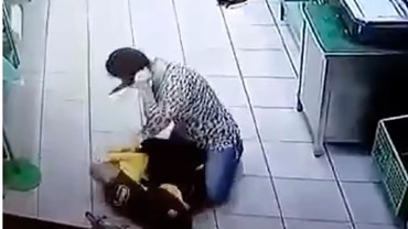 img-title Ratu Kecantikan Asal Rusia Terekam CCTV Lakukan Percobaan Pembunuhan