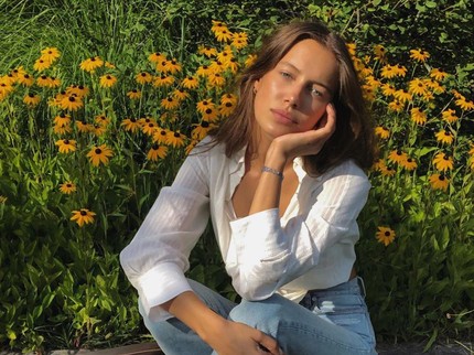 Pacar Muda Brad Pitt Sudah Menikah, Sang Suami Akui Tak Cemburu