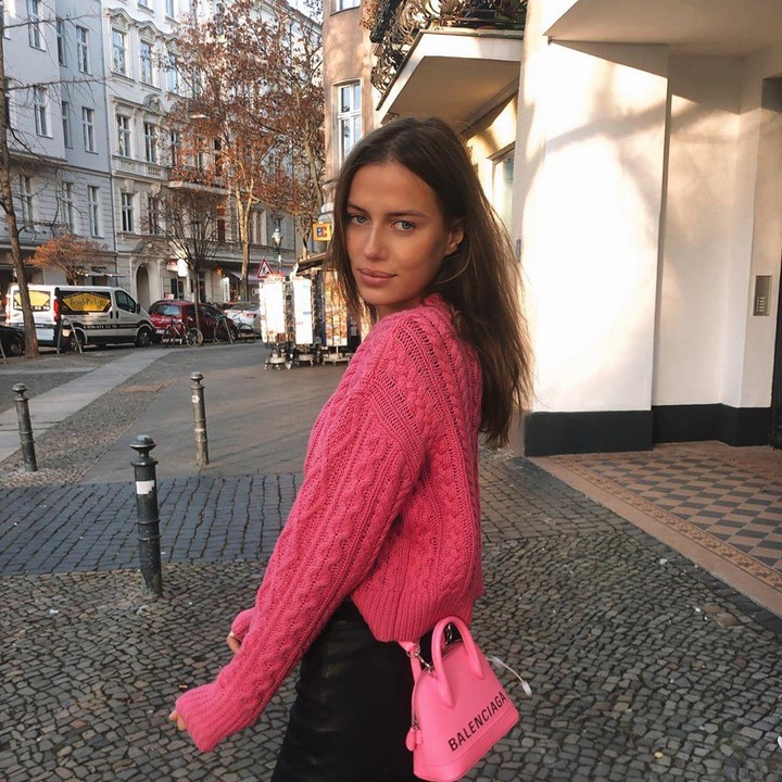<p>Dari beberapa unggahannya, Nicole Poturalski lebih suka berpakaian casual, dengan kaos atau sweater dan celana jeans. (Foto: Instagram @nico.potur)</p>