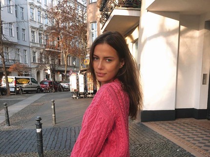 Pacar Muda Brad Pitt Ternyata Sudah Menikah, Suaminya Usia 68 Tahun