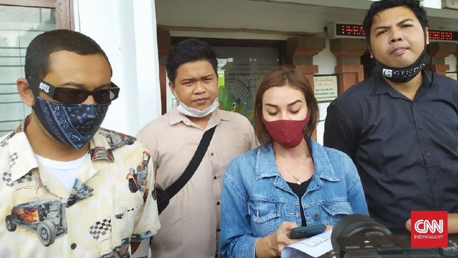 Istri musisi Jerinx SID, Nora Alexandra, membuat laporan ke Polda Bali terkait dugaan pencemaran nama baik di aplikasi WhatsApp.