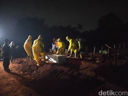 Malam-malam, Petugas TPU Pondok Ranggon Masih Kubur Jenazah COVID
