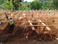 Cerita Penggali Kubur Jenazah Corona: Mandi di TPU Pakai Sabun Cuci Piring