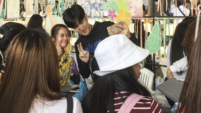 Ada beragam alasan penggemar jatuh cinta dengan drama Thailand, mulai dari soal cerita hingga bisa dekat dengan idola.
