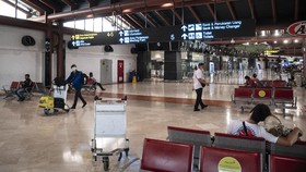 Calon penumpang beraktivitas di Terminal 2 Bandara Soekarno Hatta, Tangerang, Banten, Rabu (9/9/2020).