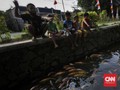 FOTO: Selokan Disulap Warga Pamulang Jadi Kolam Ikan Hias